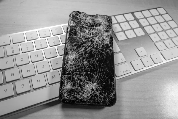 컴퓨터 키보드 파괴된 전화가 — 스톡 사진