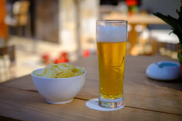 Lado Uma Cerveja Fresca Uma Tigela Batatas Fritas — Fotografia de Stock
