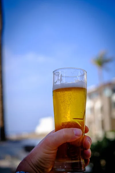 Uma Mão Segura Copo Cerveja Cheio — Fotografia de Stock