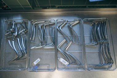 Titanyum plakalar ve bilek ameliyatı için bir enstrüman tepsisine konur.