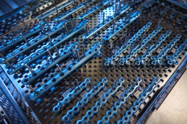 Titanyum plakalar ve bilek ameliyatı için bir enstrüman tepsisine konur.