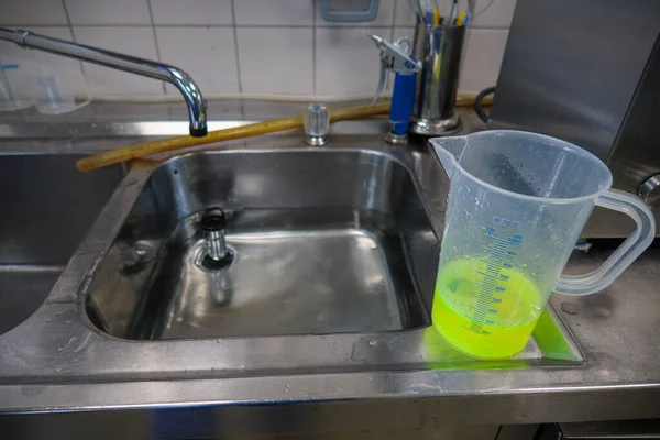 Neonowy Zielony Płyn Jest Umieszczany Łaźni Wodnej — Zdjęcie stockowe