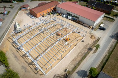 İnşaat alanında bir depo için çelik yapı iskelesi yapılıyor.