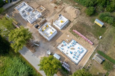 İnşaat sahasına yeni evler inşa edilir.