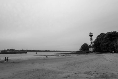 Hamburg, Elbe 'de bir deniz feneri. Siyah ve beyaz.