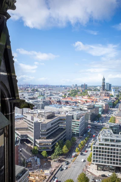 Hanseatik Hamburg şehrinin hava manzarası güzel.