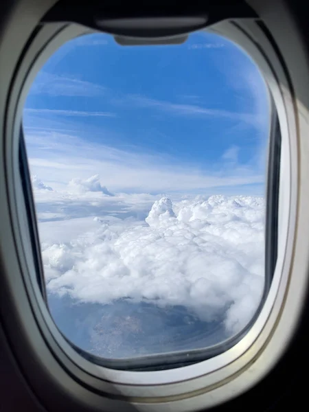 Vista Uma Janela Avião Para Nuvens Brancas Céu Azul — Fotografia de Stock