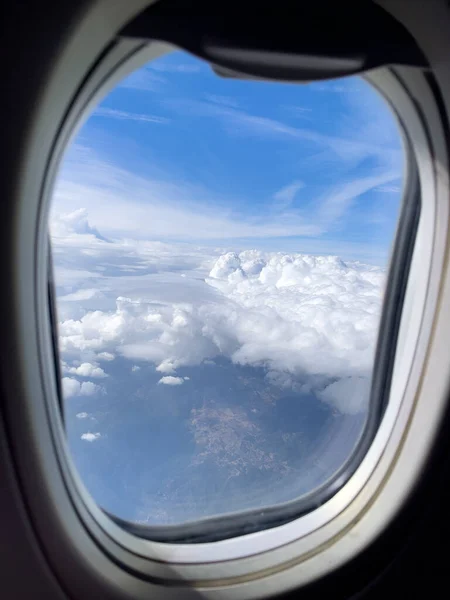 Zicht Vanuit Een Vliegtuigvenster Naar Witte Wolken Blauwe Lucht — Stockfoto