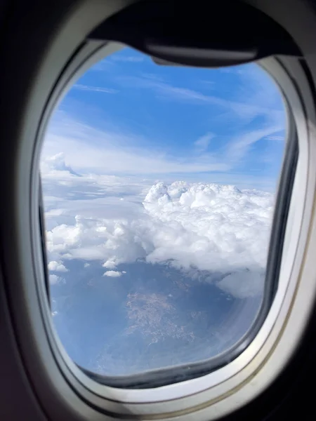 Vista Uma Janela Avião Para Nuvens Brancas Céu Azul Imagem De Stock