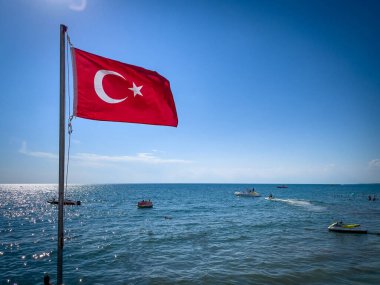 Türkiye 'nin güneşli sahillerinde Türkiye' nin kırmızı bayrağı dalgalanıyor