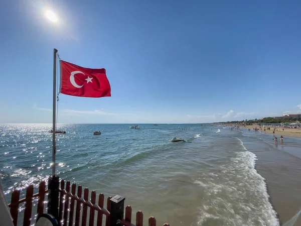 Soleada Playa Turquía Ondea Bandera Roja Turquía —  Fotos de Stock