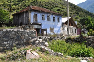 Dağlarda eski bir ev