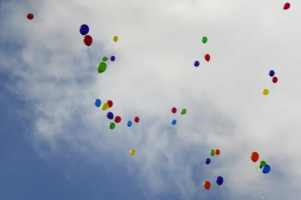 De ballen vliegen weg in de wolken — Stockfoto