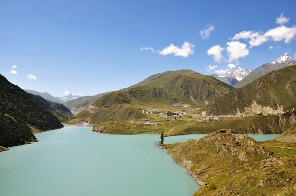 Il lago panoramico sulle colline — Foto Stock