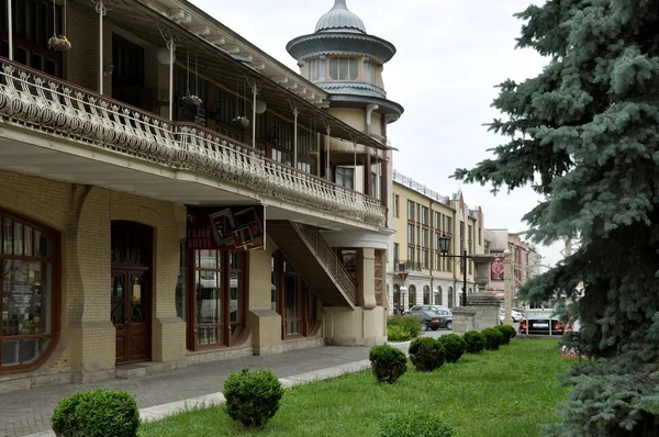 Café Gukasova. Det finns ett kafé, ”twosome” belägna nära ingången till parken, ”Flower Garden” Pyatigorsk. Ryssland. — Stockfoto