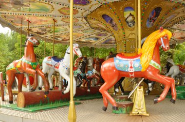 Parlak çocuk atlıkarınca at ile