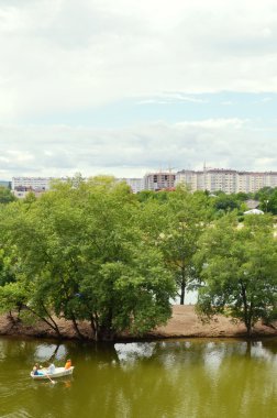 Parkta göl kenarında küçük bir ada. Pyatigorsk