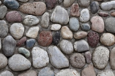 Büyük taşlar ile dekore edilmiş duvar.