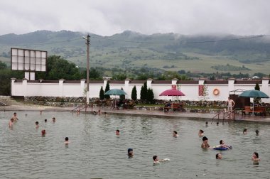 Aushiger. Sıcak suyla açık havuz. Kabardino-Balkaria.