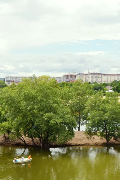 Parkta göl kenarında küçük bir ada. Pyatigorsk