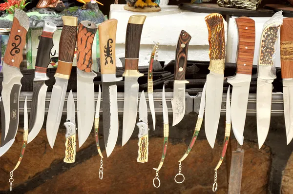Různé typy nožů se prodávají na malém trhu Kabardino-Balkaria. Stock Snímky