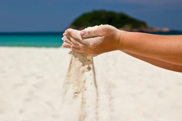 Sand in den Händen — Stockfoto