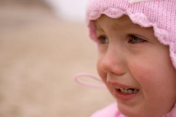 Menina criança chorando close-up ao ar livre — Fotografia de Stock