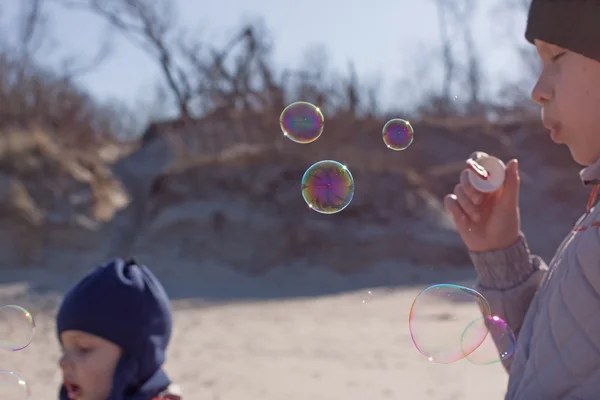 Blowing Bubbles açık çocuklar — Stok fotoğraf