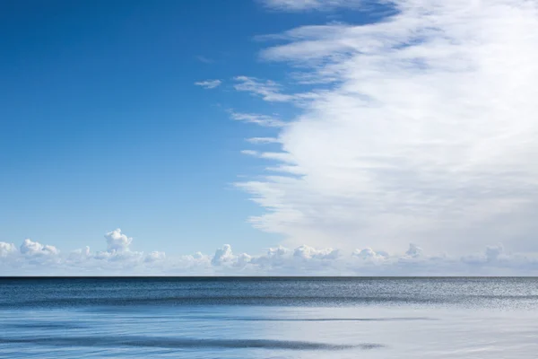 Grote wolk over de zee — Stockfoto