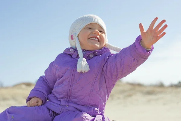 Vrolijk kind meisje uit te breiden haar hand buiten — Stockfoto