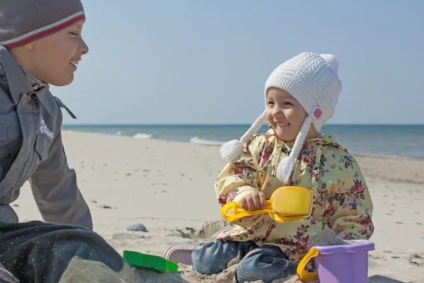 Cheerful children playing at shore — Stock Photo, Image