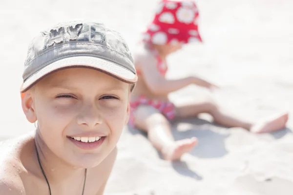 Crianças brincando em uma praia — Fotografia de Stock