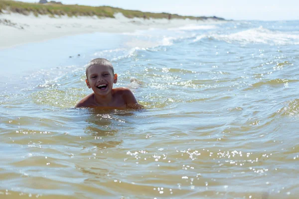 Kind jongen zwemmen in zee — Stockfoto