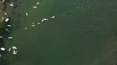 Nehirdeki plastik kirliliği, havadan çekim