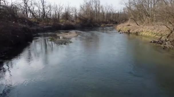 Niedrige Luftaufnahme eines flachen Flusses im Winter — Stockvideo