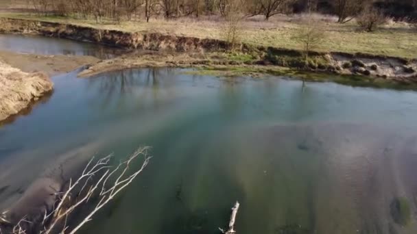 Flyover tembakan udara dari sungai — Stok Video