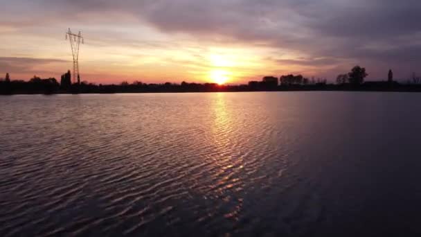 Низький захід сонця повітряний постріл над затопленим рисовим полем — стокове відео
