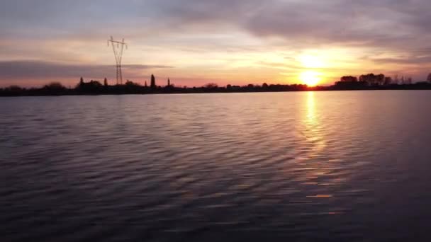 Szybki zachód słońca nad zalanym polem ryżowym — Wideo stockowe