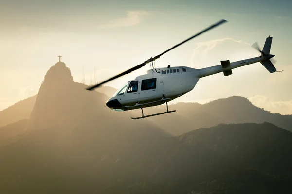 Bir Rio de janeiro üzerinde helikopter