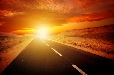 gün batımı sırasında sonsuz yol