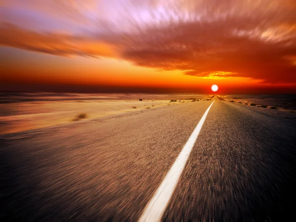 gün batımı sırasında sonsuz yol