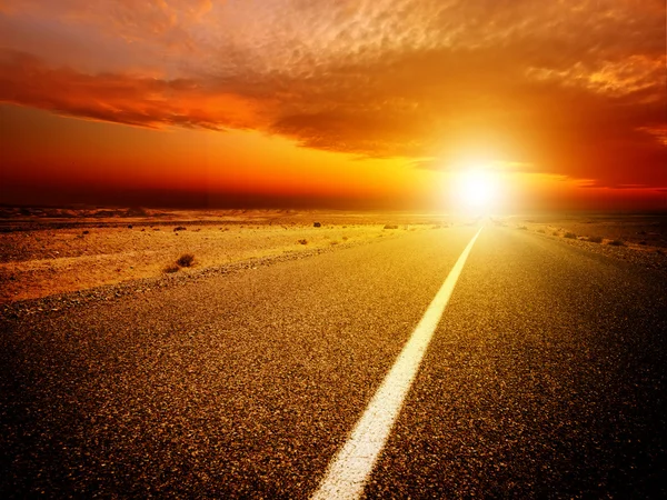 gün batımı sırasında sonsuz yol