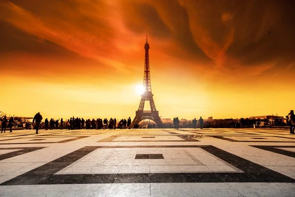 Паризька Ейфелева вежа на заході сонця. — стокове фото