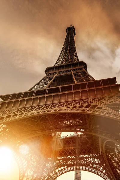 Günbatımında Paris Eyfel Kulesi