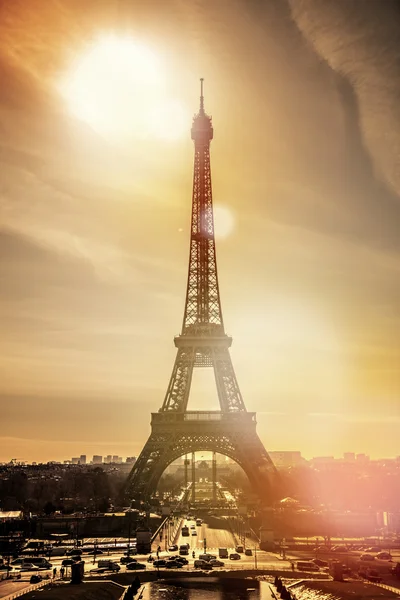 Günbatımında Paris Eyfel Kulesi