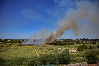 Bir itfaiye ve helikopter 2022 yazında Portekiz 'de bir orman yangınını söndürdü.