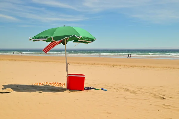 Один Зеленый Зонтик Идеальном Пляже Чистым Золотым Песком Чистой Бирюзовой — стоковое фото