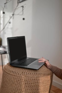 Laptop ekran dijital model aygıtı. Logomuz için modern laptop boş karanlık ekran perspektifi. İş için dizüstü bilgisayar duvar kâğıdı.