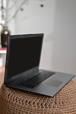 Laptop ekran dijital model aygıtı. Logomuz için modern laptop boş karanlık ekran perspektifi. İş için dizüstü bilgisayar duvar kâğıdı.