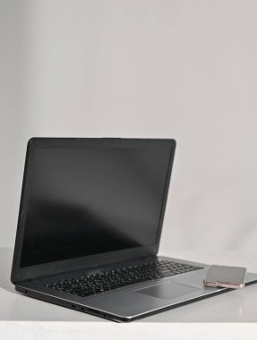 Laptop ekran dijital model aygıtı. Logomuz için modern laptop boş karanlık ekran perspektifi. İş için dizüstü bilgisayar duvar kâğıdı.